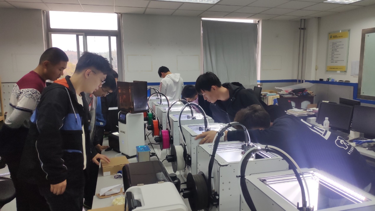 办公室的人中度可信度描述已自动生成